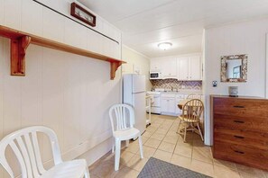 Fridge, microwave, oven, stovetop - Comfortable studio with outdoor pool - walk to the beach (Ocean City)