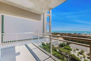 Property grounds - Oceanfront Condo with Balcony, WiFi, W/D & Shared Pool - Close to Boardwalk (Ocean City)