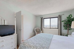 2 bedrooms, WiFi, bed sheets - Oceanfront Condo with Balcony, WiFi, W/D & Shared Pool - Close to Boardwalk (Ocean City)