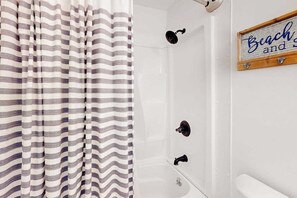 Shower, hair dryer, towels - Quiet townhome 3 blocks from beach with balcony, AC, & W/D - near bars/dining (Ocean City)