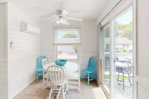Dining - Quiet townhome 3 blocks from beach with balcony, AC, & W/D - near bars/dining (Ocean City)
