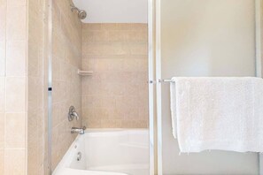 Shower, hair dryer, towels - 3rd-floor condo 1 block from ocean with pool, balcony, outdoor shower, W/D, AC (Ocean City)