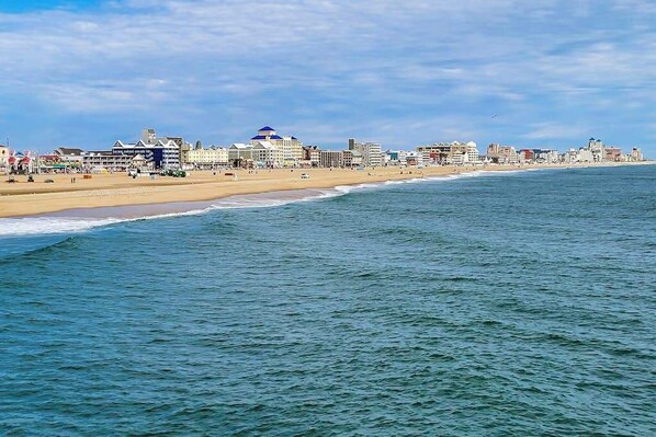 Beach nearby - 3rd-floor condo 1 block from ocean with pool, balcony, outdoor shower, W/D, AC (Ocean City)