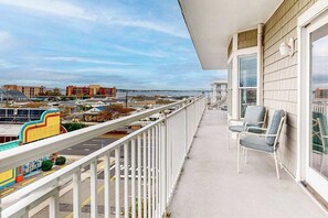 Property grounds - 3rd-floor condo 1 block from ocean with pool, balcony, outdoor shower, W/D, AC (Ocean City)