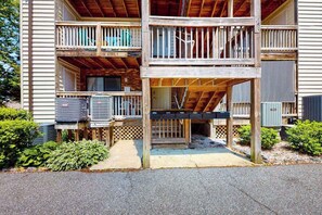 Property grounds - Serene condo with central AC, deck & washer/dryer - near golf (Ocean City)