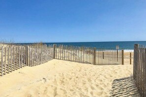 On the beach - Inviting oceanfront condo with pool, balcony, central AC, & W/D (Ocean City)