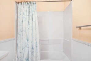 Shower, hair dryer, towels - 2-story townhouse with deck, pool, AC, W/D & fireplace - walk to beach & dining (Ocean City)