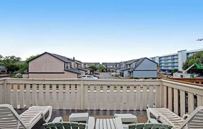 Property grounds - 2-story townhouse with deck, pool, AC, W/D & fireplace - walk to beach & dining (Ocean City)