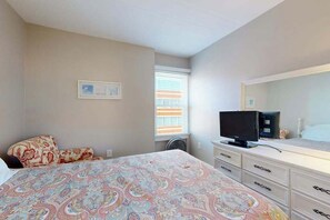 3 habitaciones, tabla de planchar con plancha, wifi y ropa de cama 