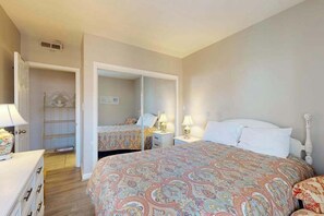 3 bedrooms, iron/ironing board, WiFi, bed sheets - Renovated Beachfront Penthouse: Steps to Boardwalk, Dining, Entertainment (Ocean City)