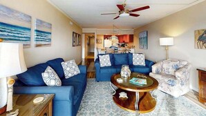 Un saló amb dos sofàs, una taula baixa i una butaca estampada.