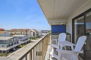 Property grounds - Coastal Condo w/Side Ocean Views, Balcony, Shared Pool, Private W/D, Free WiFi (Ocean City)