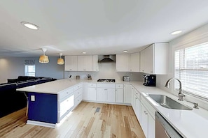 Fridge, microwave, oven, stovetop - Montego Bay Charmer with 2 Pools, Tennis & Putt-Putt - Walk to Beaches (Ocean City)