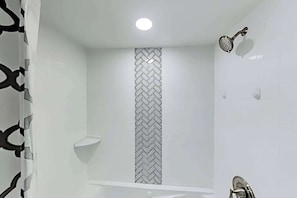 Shower, hair dryer, towels - Montego Bay Charmer with 2 Pools, Tennis & Putt-Putt - Walk to Beaches (Ocean City)