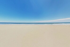Beach nearby - Charming Downtown Condo w/ Pool - Walk to Beach, Bay, Boardwalk (Ocean City)