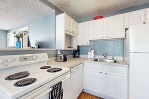 Fridge, microwave, oven, stovetop - Charming Downtown Condo w/ Pool - Walk to Beach, Bay, Boardwalk (Ocean City)