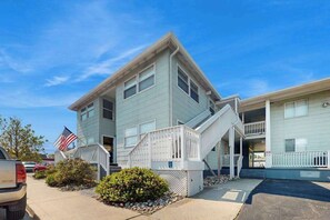 Exterior - Charming Downtown Condo w/ Pool - Walk to Beach, Bay, Boardwalk (Ocean City)