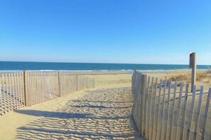 Beach nearby - Completely remodeled condo with private balcony - 100 yards to beach (Ocean City)
