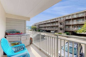 Property grounds - Completely remodeled condo with private balcony - 100 yards to beach (Ocean City)