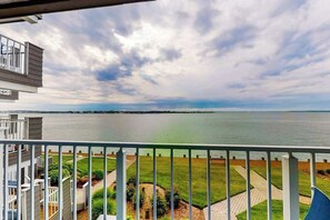 Property grounds - Bay view condo with WiFi, balcony, boardwalk, pool, tennis, & on-site dining (Ocean City)