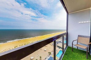 Property grounds - Beachfront studio with ocean views, AC, W/D, balcony, pool, gym & beach access (Ocean City)