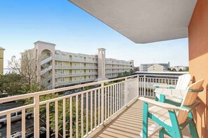 Property grounds - 3rd-floor corner condo with amazing ocean views, balcony, rooftop pool, & W/D (Ocean City)