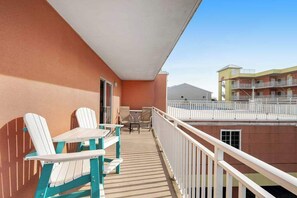 Terrace/patio - 3rd-floor corner condo with amazing ocean views, balcony, rooftop pool, & W/D (Ocean City)