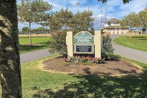 Property grounds - Ideal Ocean City escape with beach access, ocean views, balcony & pool access (Ocean City)