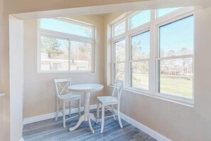 Dining - Quiet townhome on the golf course with deck, central AC & paid-access pool (Ocean Pines)