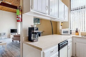 Fridge, microwave, oven, stovetop - Quiet townhome on the golf course with deck, central AC & paid-access pool (Ocean Pines)