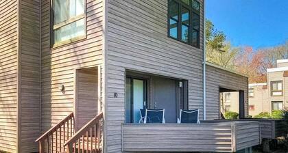 Quiet townhome on the golf course with deck, central AC & paid-access pool