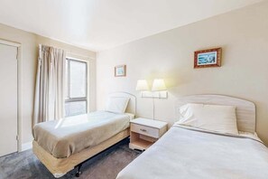 3 habitaciones, tabla de planchar con plancha, wifi y ropa de cama 