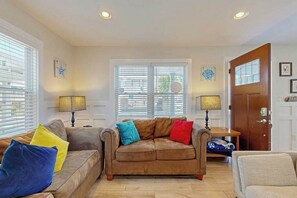 TV, offices - Large two-level home with two kitchens, two decks, fast WiFi, & great location (Ocean City)