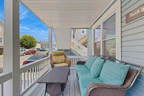 Terrace/patio - Large two-level home with two kitchens, two decks, fast WiFi, & great location (Ocean City)