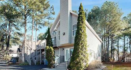 Modern home with screened deck, central AC, washer/dryer & well-equipped kitchen