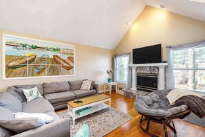 TV, DVD player, offices - Modern home with screened deck, central AC, washer/dryer & well-equipped kitchen (Berlin)