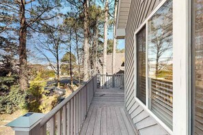 Terrace/patio - Modern home with screened deck, central AC, washer/dryer & well-equipped kitchen (Berlin)