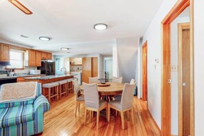 Dining - Waterfront wonder with screened porch, washer/dryer, private boat dock & ramp (West Ocean City)