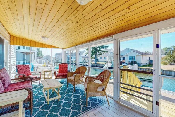 Terrace/patio - Waterfront wonder with screened porch, washer/dryer, private boat dock & ramp (West Ocean City)