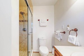 Shower, hair dryer, towels - Waterfront wonder with screened porch, washer/dryer, private boat dock & ramp (West Ocean City)
