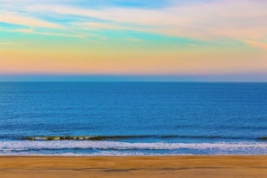 A beach with a clear view of the ocean and a sandy shore. - Amazing ocean-view condo with AC, pools, tennis, sauna & game room (Ocean City)
