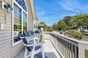 Outdoor dining - Dog-Friendly Beach House - Fast WiFi, Central AC, Gas Fireplace & Washer/Dryer (Ocean City)