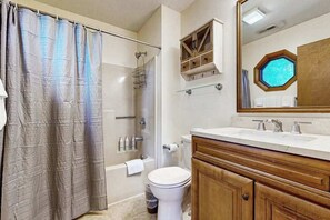Shower, hair dryer, towels - Dog-Friendly Beach House - Fast WiFi, Central AC, Gas Fireplace & Washer/Dryer (Ocean City)