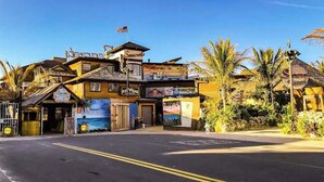 Un immeuble à plusieurs étages, sur lequel on peut lire l’inscription « Vue sur mer » et qui est surmonté d’un drapeau.