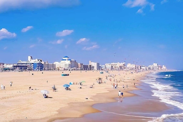 A beach with people, umbrellas, and buildings in the background. - Waterview Condo at Bradley on the Bay w/ Shared Pool, AC, WiFi & Kitchen (Ocean City)