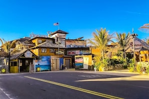 A building with a sign reading 'Seavals' and 'Ras Vegas.' - Waterview Condo at Bradley on the Bay w/ Shared Pool, AC, WiFi & Kitchen (Ocean City)