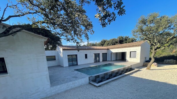 A modern house with a swimming pool, a covered patio, and a gravel driveway. - Villa des amis (Caissargues)