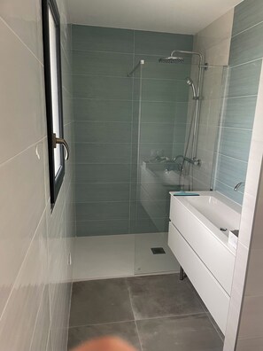Een haardroger, handdoeken, zeep, toiletpapier