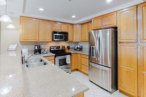 Fridge, microwave, oven, stovetop - Wonderful Suite in Bayfront Location w/Shared Pool, Free WiFi, & Central AC (Ocean City)