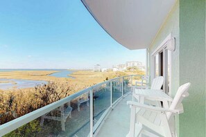 Property grounds - Wonderful Suite in Bayfront Location w/Shared Pool, Free WiFi, & Central AC (Ocean City)